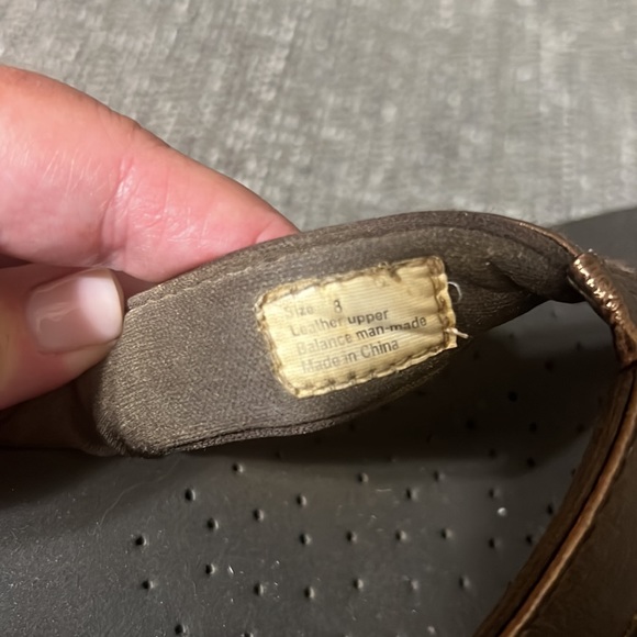 VOLATILE Women's Flip Flop Wedge Sandal. Size 8 - Picture 4 of 7